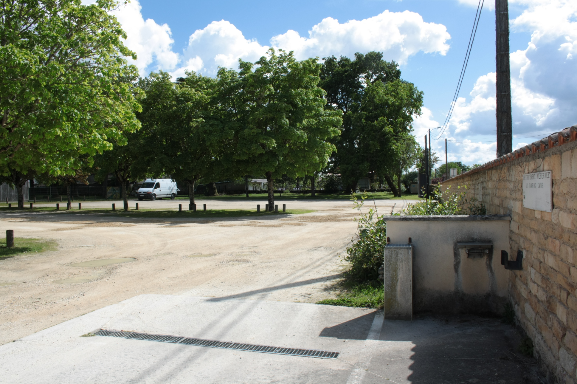 Aire camping car - Parc Hubert à Lezay